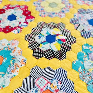 Grootmoeders bloementuin antieke quilt, circa 1920-1930, vintage quilt; handgemaakte, met de hand gestikte quilt; 70&quot; bij 86&quot;