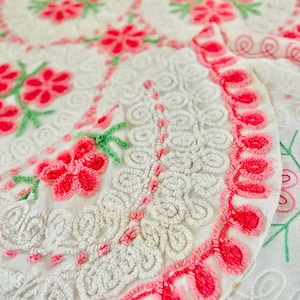 Cubrecama de chenilla con corazones y flores; circa 1950-1960; chenilla vintage; cubrecama vintage; cubrecama MCM; estilo cottagecore
