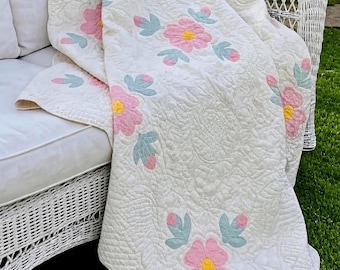 Antieke Ohio Rose-quilt met verenkransquilten, jaren 1920-1930; (72 x 85")