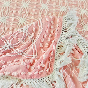 Cubrecama de chenilla rosa y blanca; circa 1940-1950; chenilla vintage; cubrecama vintage; cubrecama MCM; estilo cottagecore; 92&quot; x 104&quot;