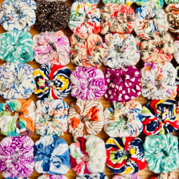 Vintage 1930s Yo-Yo Doll Quilt – Tiny Feed Sack Cotton Fabrics (10" x 12.5")