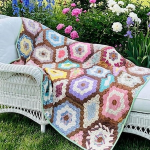 Ovanligt hexagon-quilt med mormors blomsterträdgård från 1930-talet | Handsytt och handquiltat | 183 x 192 cm