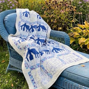 Vintage Schoolhouse Cutter Quilt från 1930-1940-talet – Blå & Vit Folkkonst – 152,5 x 182,5 cm