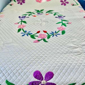Vintage quilt ring Around the Posy met uitgebreide bloemenrand en zaagtandrand, circa jaren 1940-1950, handgemaakt, handgequilt; 86&quot; bij 98&quot;