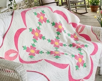Vintage quilt met wilde rozen en handgestikte bloemenrand, jaren 1930 (76 x 88")