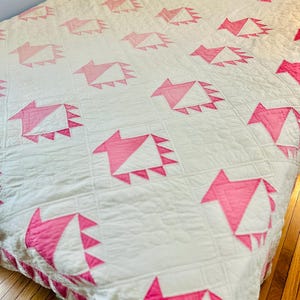 Trapunta vintage a forma di cestino con bordo a dente di sega; circa anni &#39;40; trapunta vintage; trapunta fatta a mano; trapunta rosa e bianca; trapuntata a mano; 85&quot; x 104&quot;