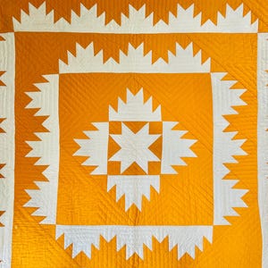 Köstliche Berge Antike Quilt mit Pfosten-Bettecken, um 1890-1900, antike Quilt; handgefertigt; handgequiltet; vintage Steppdecke