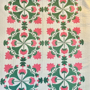 Antieke Virginia Rose-quilt met kronkelige bloemenrand; circa 1910-1920, vintage quilt; handgemaakte, met de hand gestikte quilt, 78 x 94 inch