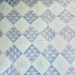 Triangle Tiles o Ann & Andy Antique Quilt, circa anni &#39;20, trapunta fatta a mano, trapuntata a mano; trapunta vintage; cottagecore