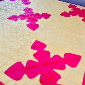 Trapunta vintage Double Hearts; circa anni &#39;30-&#39;40, trapunta vintage; trapunta fatta a mano e cucita a mano; cottagecore; 76&quot; x 79&quot;