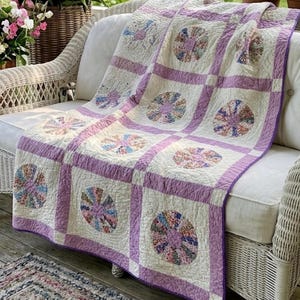 Trapunta vintage Dresden Plate degli anni '40 – Lavanda e bianco, epoca della Grande Depressione – 70” x 88”
