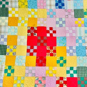 Vintage quilt met negen vlakken; circa 1991, vintage quilt; handgemaakte, met de hand gestikte quilt; gesigneerd en gedateerd