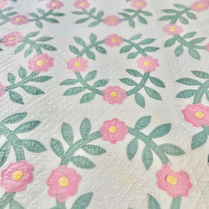 Antica trapunta con ghirlanda di rose selvatiche applicata: cotone mercerizzato trapuntato a mano, anni 1880
