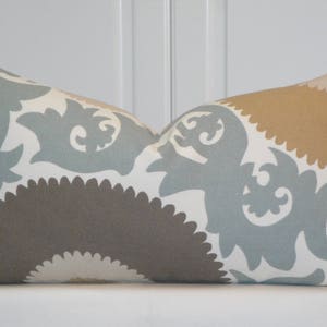 Recto verso - Housse de coussin décorative - intérieur/extérieur - gris bleuâtre - marron - Suzani - havane miel
