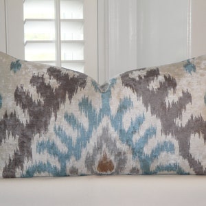 Funda de almohada decorativa de terciopelo IKAT en gris aguamarina tostado. Ambo lados. Cojín decorativo. Cojín para sofá.