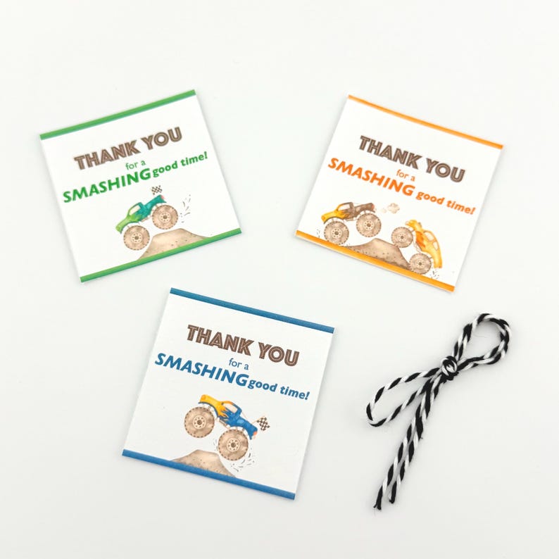 Puede incluir: Tres tarjetas cuadradas con el texto "THANK YOU for a SMASHING good time!" y una ilustraci&oacute;n de un monster truck. Las tarjetas tienen bordes verdes, naranjas y azules. Una cuerda en blanco y negro est&aacute; al lado de las tarjetas.