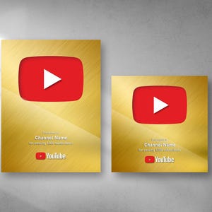 Op de afbeelding: Twee goudkleurige YouTube Play Buttons, één groot en één klein, met een rood afspeelknop-pictogram en een witte driehoek. De tekst luidt "Channel Name" en "for passing 100K subscribers" met het YouTube-logo.