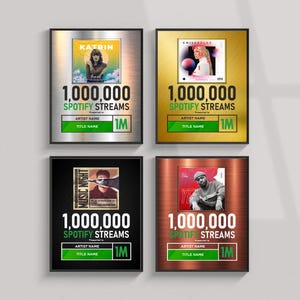 Op de afbeelding: Vier zwarte ingelijste plaquettes met een metalen achtergrond. Elke plaquette heeft een groene balk met de tekst "1.000.000 SPOTIFY STREAMS" en een kleinere groene balk met de tekst "ARTIST NAME" en "TITLE NAME". De plaquettes tonen verschillende albumhoezen en de tekst "1M" in de rechterbenedenhoek.