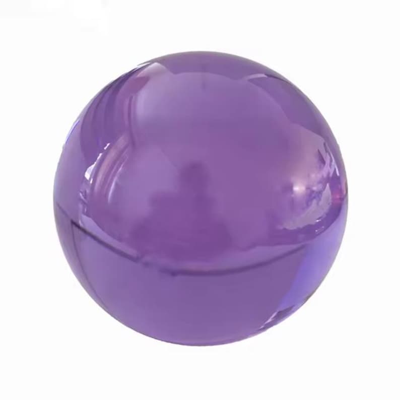 Op de afbeelding: Een solide, bolvormig object met een glanzend, reflecterend oppervlak. De bol heeft een levendige paarse tint en lijkt van glas of een vergelijkbaar materiaal te zijn gemaakt. De afbeelding staat tegen een effen witte achtergrond.