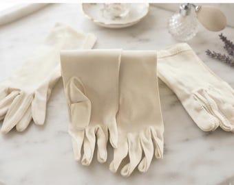 Guantes cortos blancos vintage (lote de tres pares) Guantes formales retro hasta la muñeca / Accesorios de boda de los años 50 / Color crema marfil / Guantes de noche Talla S/M
