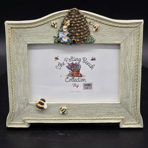 Vintage Hand-Painted Beehive Picture Frame – Cottagecore Farmhouse Photo Decor 3.5x5