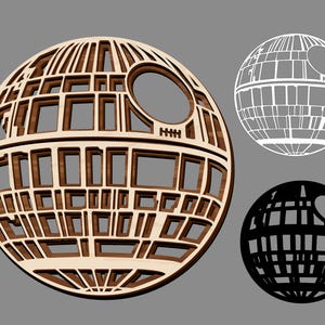 Może przedstawiać: Drewniany wycinany wzór Gwiazdy Śmierci z Gwiezdnych Wojen. Wzór jest brązowy i ma szczegółowy projekt. Gwiazda Śmierci to sferyczna stacja kosmiczna.