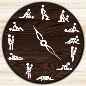 Könnte beinhalten: Ein braunes Holzuhrblatt mit weißen Strichmännchen in verschiedenen Positionen, die die Stunden des Tages darstellen. Das Uhrblatt hat eine Holzmaserung.