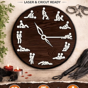 Könnte beinhalten: Eine braune Holzuhr mit weißen Figuren, die Kama Sutra-Positionen darstellen. Das Zifferblatt hat eine dunkelbraune Oberfläche und weiße Zeiger. Der Text "KAMA SUTRA SVG CLOCK" steht oben. Laser- und Cricut-fähig.