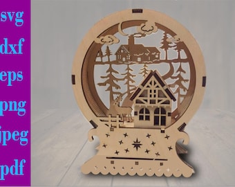 Può includere: Un elemento decorativo in legno tagliato al laser con una scena invernale. Il design include una casa, alberi, un cervo e stelle, il tutto all'interno di una cornice circolare. Il pezzo è realizzato in legno chiaro e ha un aspetto dettagliato e stratificato. Il testo "svg dxf eps png jpeg pdf" è a sinistra.