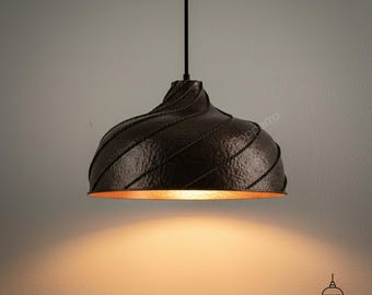 Handgehamerde bronzen hanglamp, opgerolde koperen plafondlamp