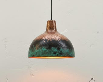 Handgemaakte hanglamp van gehamerd koper: groen patina boerderijarmatuur