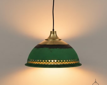 Lámpara colgante de latón macizo hecha a mano: cúpula con pátina verde cardenillo y recortes geométricos, luz de cocina de estilo rústico, accesorio de techo oxidado.
