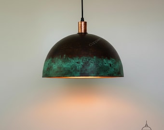 Wisząca lampa z kopułą z kutej miedzi: zielona patyna, rustykalne oświetlenie wiejskie