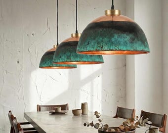 Tweekleurige koperen en verdigris koepelvormige hanglamp, rustiek gepatineerde hanglamp, industriële boerderijplafondlamp.