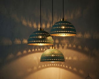 Koperkleurige bh-hanglamp met geometrische uitsparingen, messing hanglamp, geoxideerde messing lamp, hangende hanglamp Marokkaans patina.