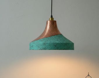 Handgehamerde koperen hanglamp, groene patina, kustboerderijverlichting