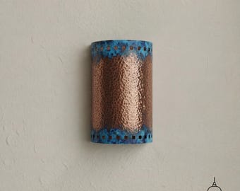 Handgemaakte koperen wandkandelaar, blauw patina gehamerde wandlamp, rustieke boerderij wandlamp, moderne Marokkaanse verlichting.