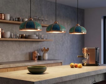Handgemaakte hanglamp van kopergroen en blauw geoxideerd koper, gehamerde koepelhanglamp, gepatineerde plafondlamp