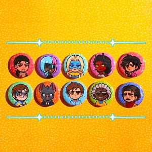 Puede incluir: Una colección de diez botones redondos y coloridos con ilustraciones de personajes de dibujos animados. Los botones están dispuestos en dos filas sobre un fondo amarillo. Cada botón presenta un diseño de personaje único con diversos tonos de piel, colores de cabello y atuendos.