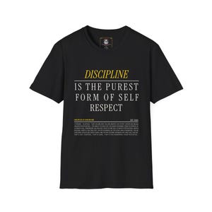 Puede incluir: Camiseta negra con el texto "DISCIPLINE IS THE PUREST FORM OF SELF RESPECT" en blanco y amarillo. La camiseta tiene cuello redondo y mangas cortas. Debajo, una lista de principios.