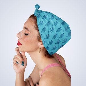 Delfiny w zabawie Bandana z nadrukiem na całej powierzchni, uroczy szalik dla zwierząt, letni krawat marynarski, lekka ekologiczna opaska na głowę, prezent dla niej, prezent dla miłośnika delfinów