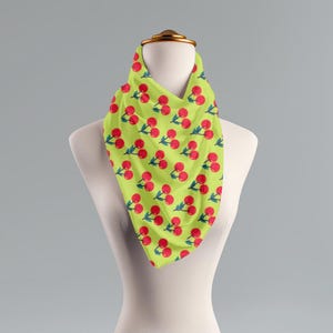 Bufanda ligera con estampado de cerezas, cerezas rojas brillantes, estilo caricatura, arte pop retro, accesorio de moda caprichoso, azul marino y verde.