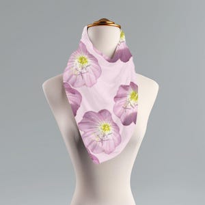 Bufanda de onagra ruborizada: ligera capa de gasa con estampado floral rosa