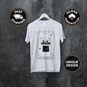 Camiseta de la carta del Tarot El Mago Rider-Waite, diseño de gorro de conejito, camiseta de brujería mágica y ocultista, regalo bohemio para amantes del tarot y las barajas.