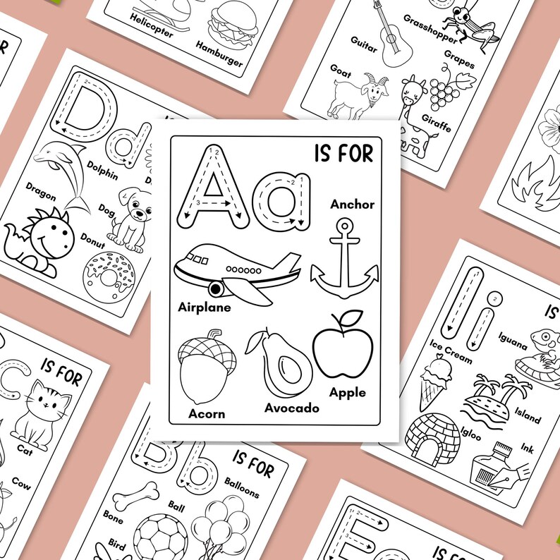 K&ouml;nnte beinhalten: Schwarz-Wei&szlig;-Malvorlagen mit Alphabet f&uuml;r Kinder. Jede Seite zeigt einen Buchstaben mit Illustrationen von Objekten wie einem Flugzeug, Apfel und Anker. Die Seiten sind zum Nachzeichnen und Ausmalen gedacht.