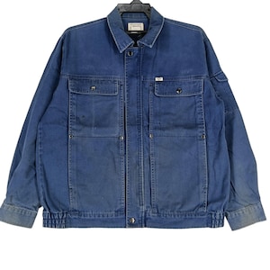 Op de afbeelding: Een blauw spijkerjack met een knoopsluiting, twee borstzakken en twee lagere zakken. De jas heeft een kraag, lange mouwen en een geribde zoom. De jas is van een medium wassing denim.