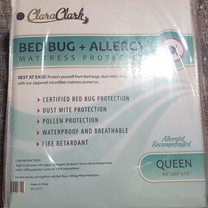 Könnte beinhalten: Verpackter Clara Clark Matratzenschoner in Queen-Größe. Die Verpackung trägt den Text „Bed Bug + Allergy Mattress Protector“ und listet Eigenschaften wie Milben- und Pollenschutz auf. Der Schoner misst 152 cm x 203 cm x 38 cm.