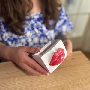スカルプテッドリップス 石膏オーガナイザー – 女性らしい小物やキャンドルホルダー、ジュエリーや名刺入れとしても