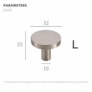 Op de afbeelding: Een zilverkleurige kastknop met een ronde bovenkant, 32 mm in diameter, en een cilindrische basis, 10 mm breed. De knop is 25 mm hoog. De afbeelding bevat de tekst "PARAMETERS (mm)" en "L".