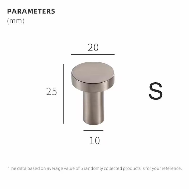 Op de afbeelding: Een kleine, geborsteld metalen kastknop met een cilindrische steel en een cirkelvormige bovenkant. De knop is 2,5 cm hoog, met een diameter van 2 cm en een basisdiameter van 1 cm. De letter "S" staat rechts.